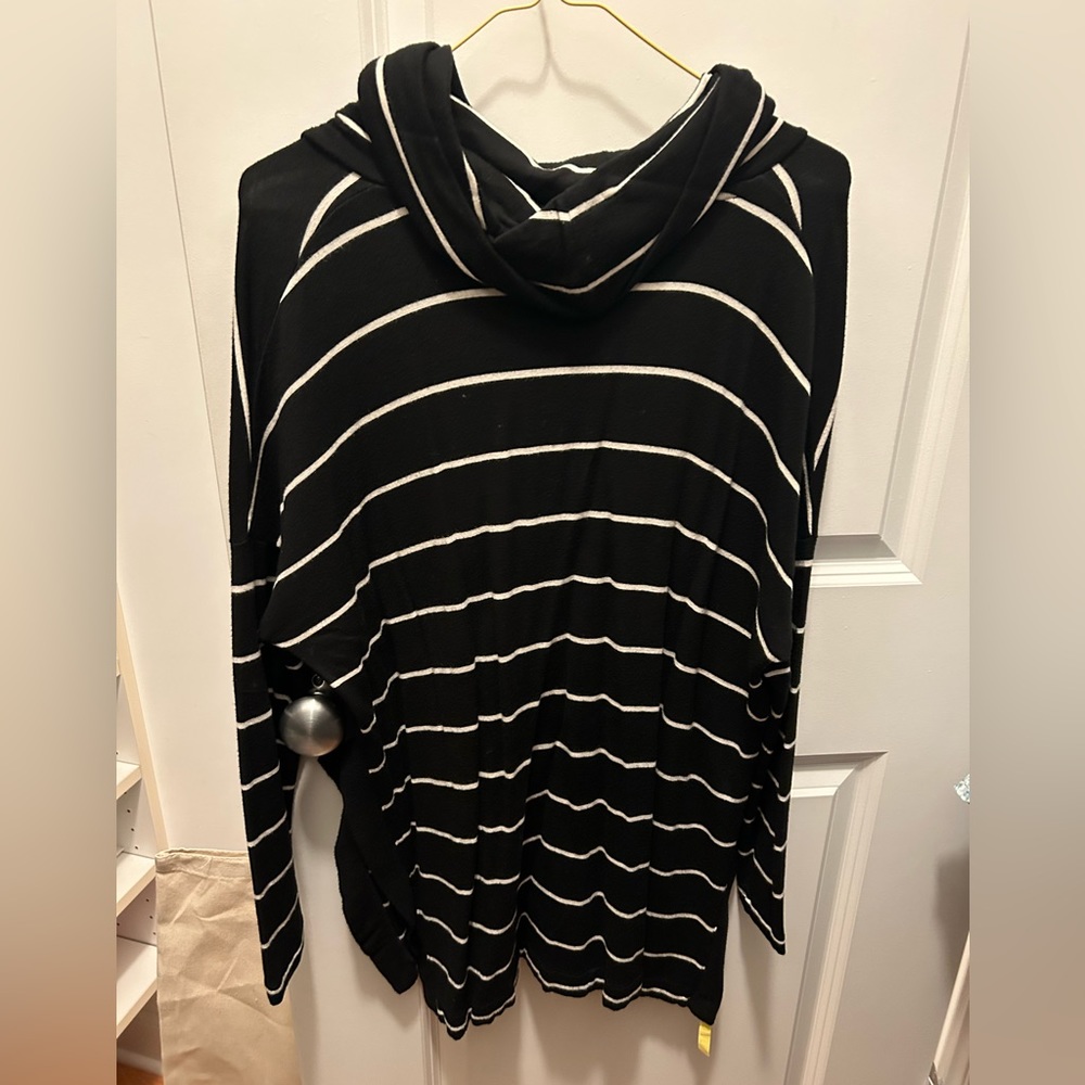 GREAT CONDITION size small Lou and Grey super soft Pullover - Picture 2 of 4